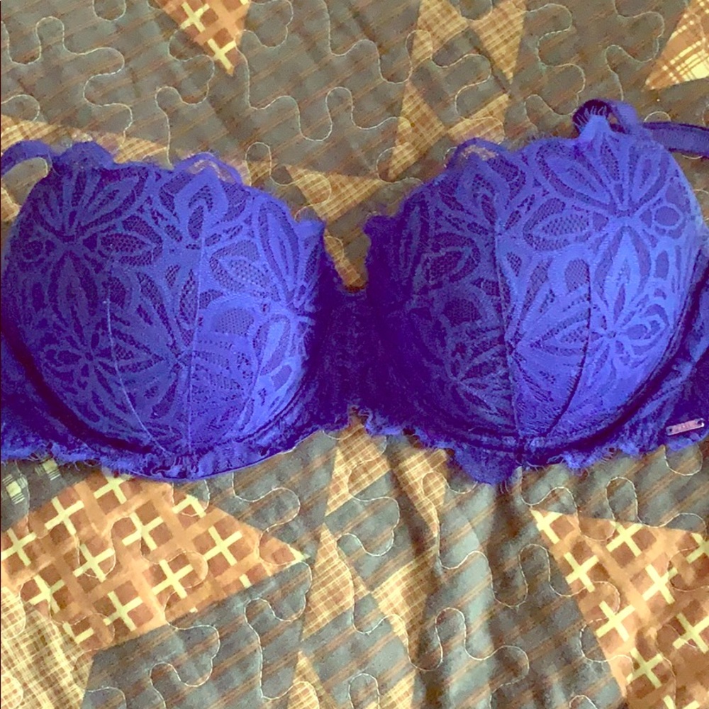 VS pink bra.